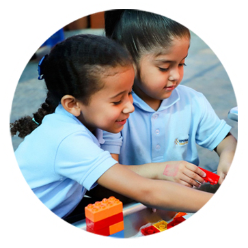 workshop-circle-sisters Children at SDCDM smiling and playing with legos